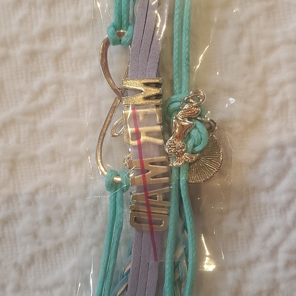 New Mermaid Tail Blanket, hair clip, bracelet - Picture 5 of 7